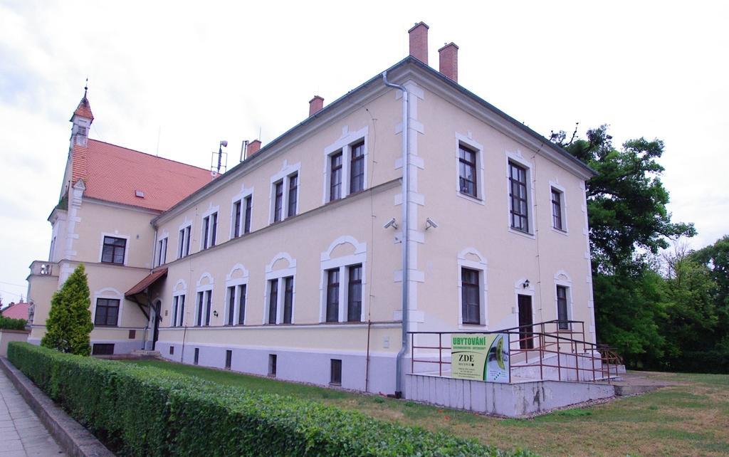 Hotel Koleje Zamecek Lednice Exterior foto